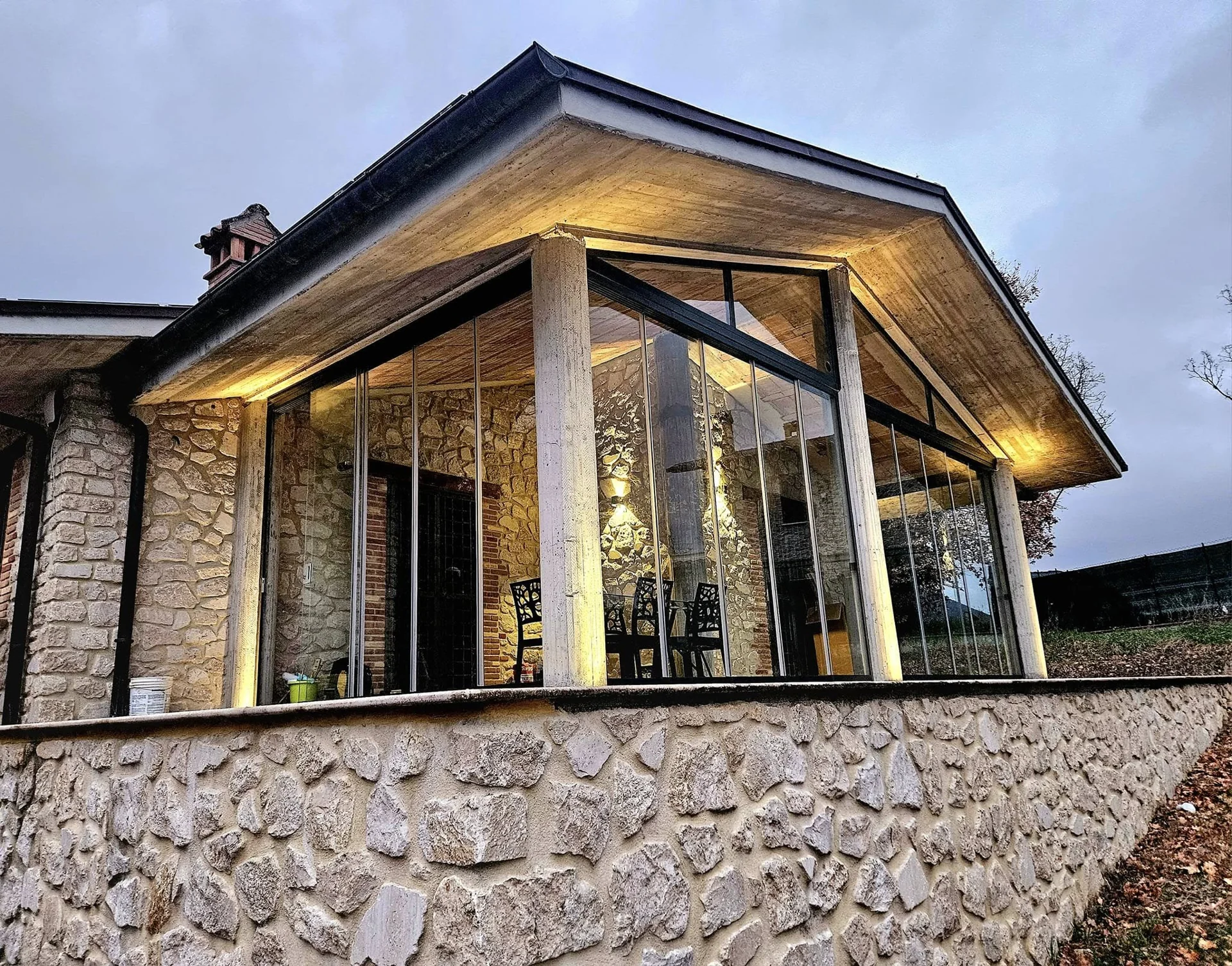 Vetrate panoramiche installate su un portico in pietra